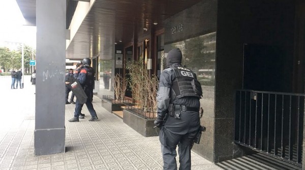 Βαρκελώνη: Γυναίκα κρατείται όμηρος στο προξενείο του Μαλί