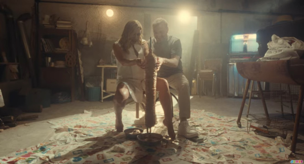 «Διχάζει» τα social media η διαφήμιση του Jumbo με Φερεντίνο - Καραβάτου: «Αισχρό, χαμηλού επιπέδου»