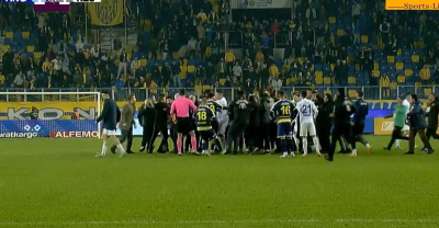 Αδιανόητο σκηνικό στο τουρκικό πρωτάθλημα: Πρόεδρος ομάδας εισέβαλε στο γήπεδο και «πλάκωσε» διαιτητή (βίντεο)