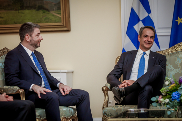 «Κοινή κάθοδος στις εκλογές» - Γιατί βοηθάει Μητσοτάκη και Ανδρουλάκη και έχει στόχο τον Τσίπρα