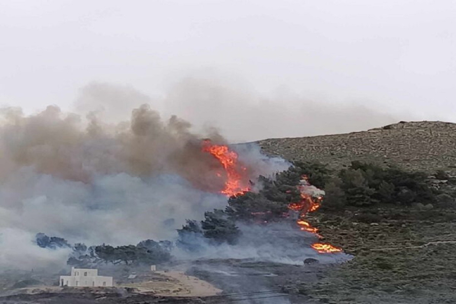 Φωτιά τώρα στην Πάρο: Καίει κοντά σε σπίτια, μήνυμα από το 112