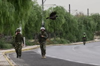 Η στιγμή της εξουδετέρωσης της βόμβας του B' Παγκοσμίου Πολέμου στη Λεωφόρο Ποσειδώνος