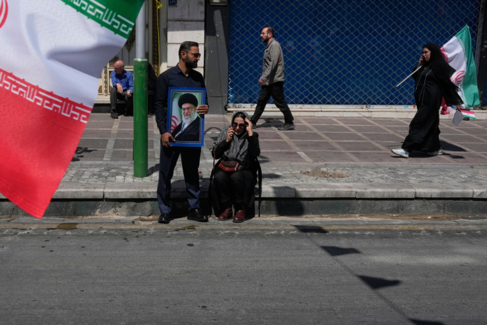 Νέες απειλές Τραμπ σε Ιράν: Οδυνηρό αν δεν κάνουν συμφωνία - Χαμενεΐ: Δεν επιδιώκουμε πόλεμο, αλλά δεν θα παραιτηθούμε