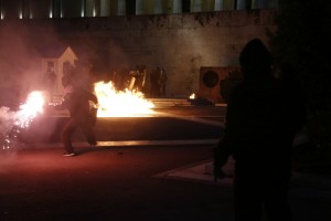 Σοβαρά επεισόδια έξω από τη Βουλή - Φωτιές στα φυλάκια (vid +phot)