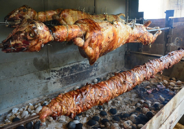 Πάσχα: Γιατί σουβλίζουμε αρνί - Πώς ξεκίνησε το έθιμο