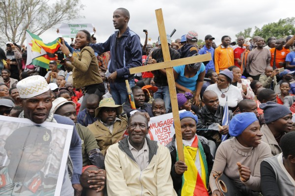 Ζιμπάμπουε: Χιλιάδες πολίτες στους δρόμους γιορτάζουν την αναμενόμενη πτώση του Μουγκάμπε