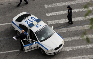 Απίστευτο περιστατικό στα Εξάρχεια: Διαρρήκτες και αστυνομικοί εγκλωβίστηκαν σε διαμέρισμα (βίντεο)