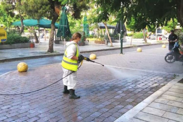 Καθαρισμός και απολύμανση στην πλατεία Βικτωρίας από τον Δήμο Αθηναίων (pics)