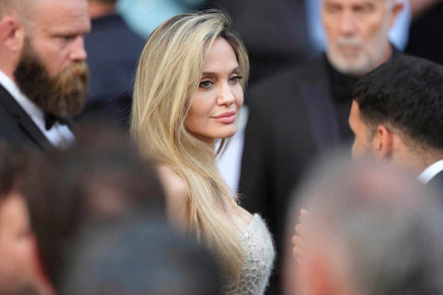 Η ξανθιά Αντζελίνα Τζολί στο 78ο Φεστιβάλ Κινηματογράφου των Καννών (Εικόνες)