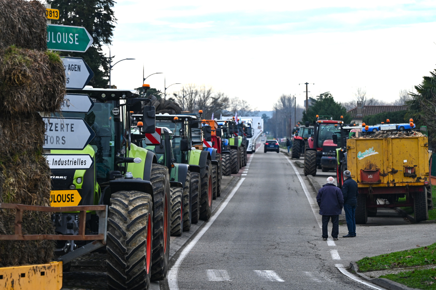 «Πανστρατιά» εξαγριωμένων αγροτών με μπλόκα και κινητοποιήσεις σε όλη την Ευρώπη