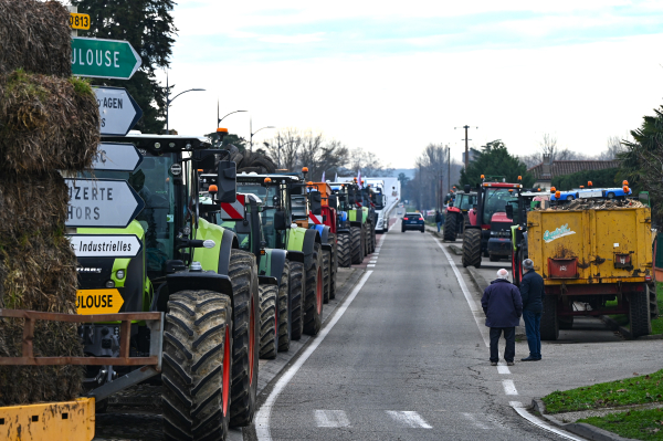 «Πανστρατιά» εξαγριωμένων αγροτών με μπλόκα και κινητοποιήσεις σε όλη την Ευρώπη