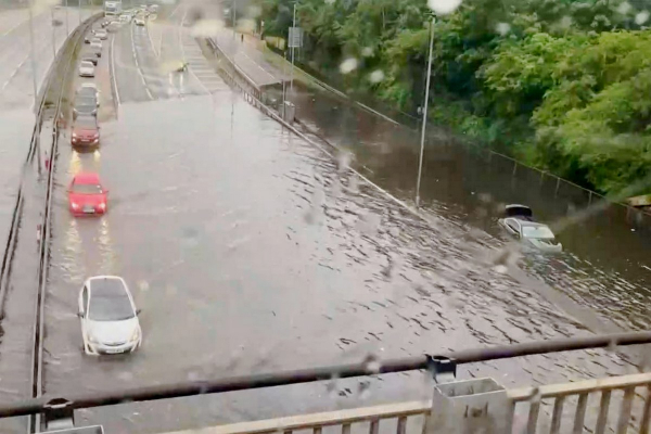 Απίστευτα βίντεο και εικόνες τρόμου από κακοκαιρία με πλημμύρες και χαλάζι σε Ευρώπη και Ασία