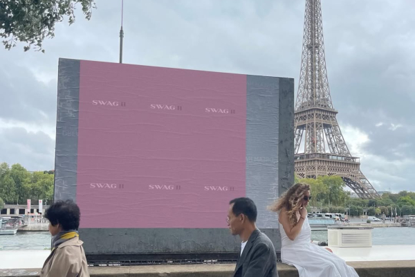 Ο Τζάστιν Μπίμπερ γέμισε όλον τον κόσμο με ροζ αφίσες (Εικόνες - Βίντεο)