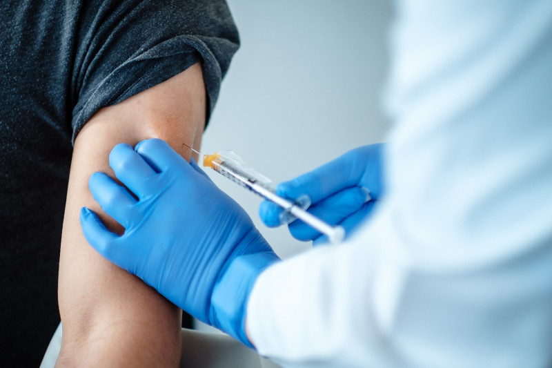 Δερμιτζάκης: Ποια είναι η αλήθεια για τις παρενέργειες του εμβολίου κατά του κορονοϊού