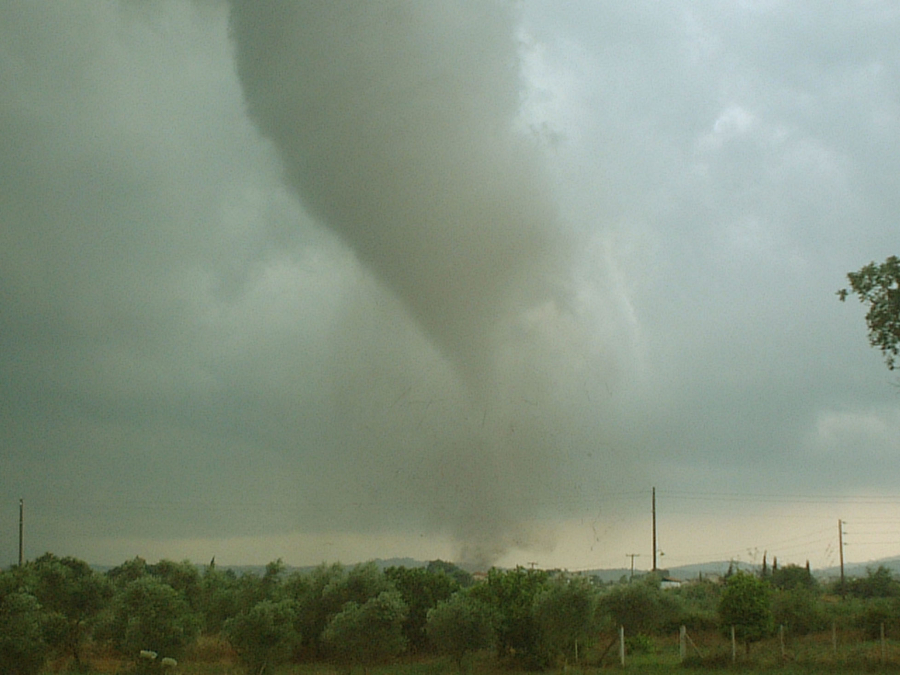 Ανεμοστρόβιλος χτύπησε παραλία στη Χαλκιδική, 4 τραυματίες