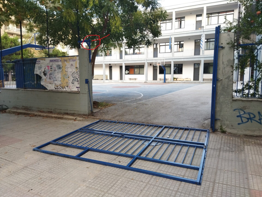 Βόλος: Καγκελόπορτα σχολείου έπεσε πάνω σε υποδιευθύντρια, την έσωσε το αυτοκίνητό της