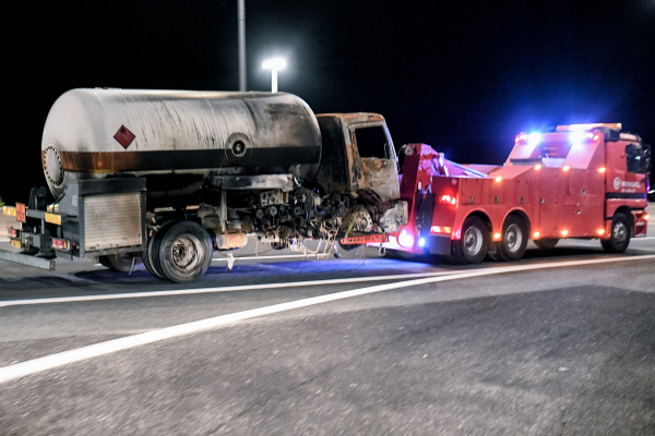 ΠΑΣΟΚ: «Η φωτιά στο βυτιοφόρο φέρνει στην επικαιρότητα σοβαρά θέματα οδικής ασφάλειας»
