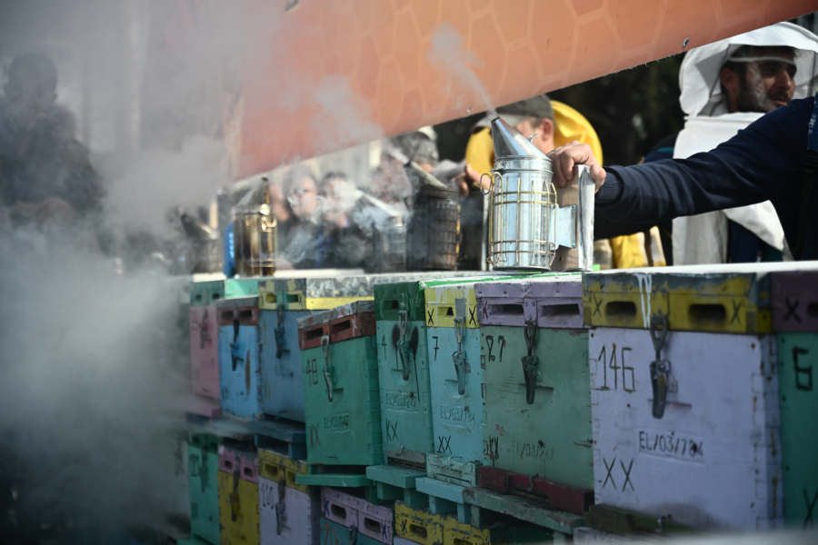Έφτασαν οι μελισσοκόμοι, «κάπνισε» το Σύνταγμα - Στα μπλόκα οι αγρότες αποφασίζουν για τις κινήσεις τους