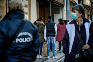 Στο «κόκκινο» η Αττική, το πρωί κρίνονται απαγόρευση κυκλοφορίας, σχολεία και καταστήματα