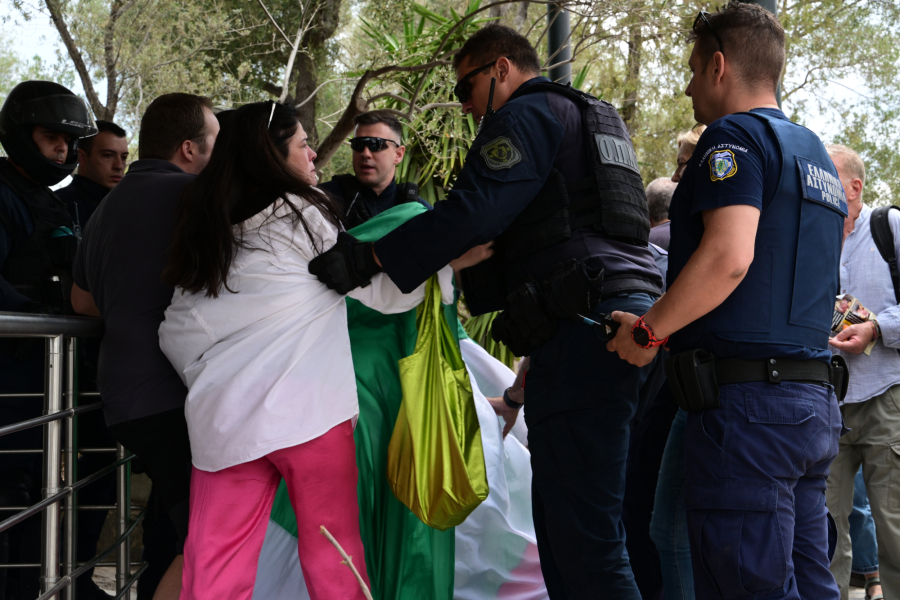 Ελεύθερα τα μέλη της νεολαίας της Νέας Αριστεράς που ύψωσαν παλαιστινιακή σημαία στην Ακρόπολη (Βίντεο)