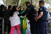 Ελεύθερα τα μέλη της νεολαίας της Νέας Αριστεράς που ύψωσαν παλαιστινιακή σημαία στην Ακρόπολη (Βίντεο)
