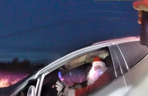 Αστυνομικός σταμάτησε τον Άγιο Βασίλη για υπερβολική ταχύτητα (Βίντεο)