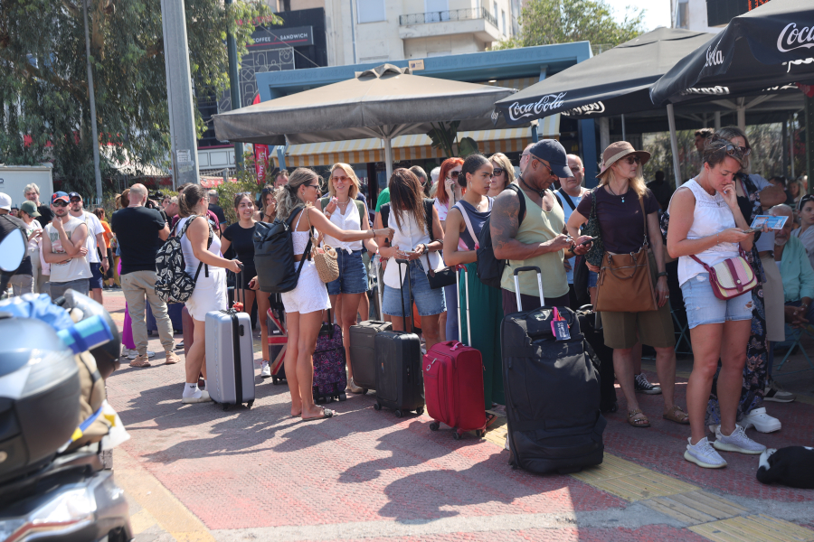 Απαγορευτικό απόπλου: Το αδιαχώρητο στο λιμάνι του Πειραιά (Φωτογραφίες)