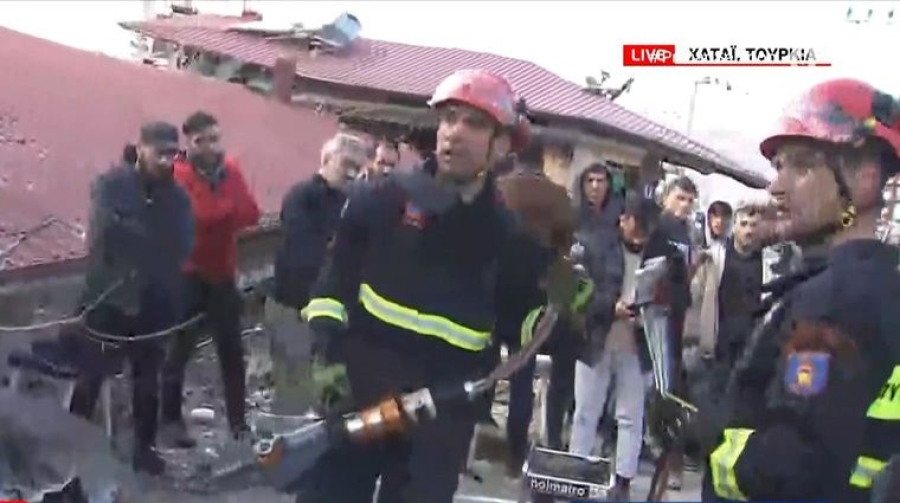 Σεισμός Τουρκία: Συγκλονιστικές εικόνες από τον απεγκλωβισμό μικρού κοριτσιού από την ελληνική ΕΜΑΚ