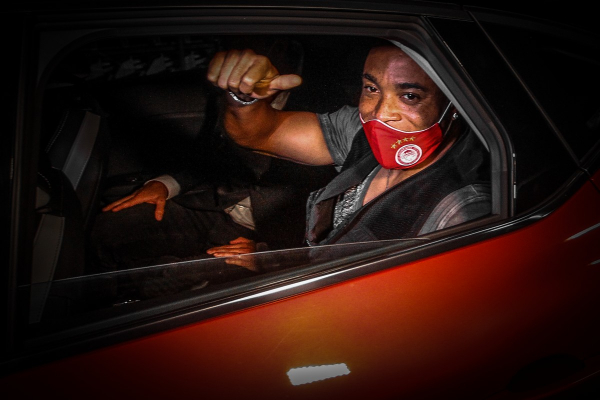 Πάτησε Ελλάδα ο Κουντέ: «Είμαι πολύ χαρούμενος που βρίσκομαι εδώ για λογαριασμό του Ολυμπιακού» (βίντεο, εικόνες)