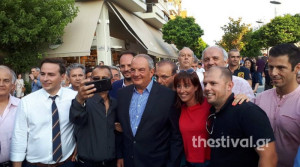 Επίσκεψη του Καραμανλή στη Θεσσαλονίκη: Οι selfies, οι αγκαλιές και ο χαιρετισμός στο περίπτερο του ΣΥΡΙΖΑ (pics)