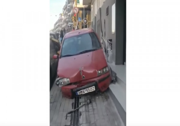 «Τρελή» πορεία αυτοκινήτου στην Θεσσαλονίκη - Χτύπησε δύο αυτοκίνητα και ...μπήκε σε μαγαζί (vid)
