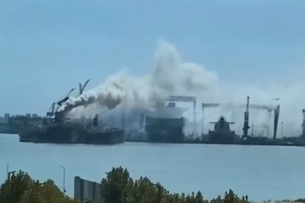 Κίνα: Φωτιά σε φορτηγό πλοίο σε λιμάνι - Τουλάχιστον 25 νεκροί (Βίντεο)
