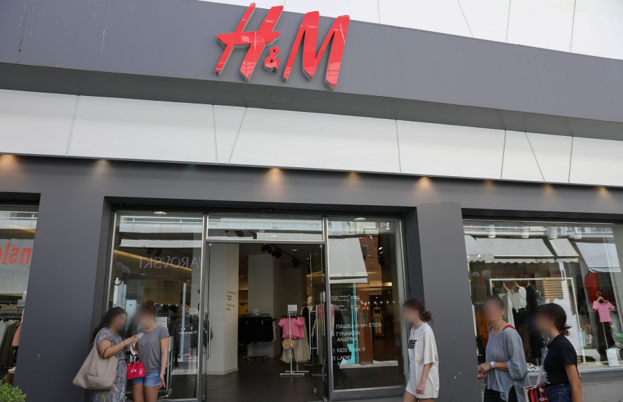 Η εφορία σαρώνει την H&M στην Ελλάδα μετά τις αποκαλύψεις, τα πρόστιμα και τα λουκέτα