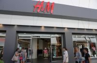 Η εφορία σαρώνει την H&M στην Ελλάδα μετά τις αποκαλύψεις, τα πρόστιμα και τα λουκέτα