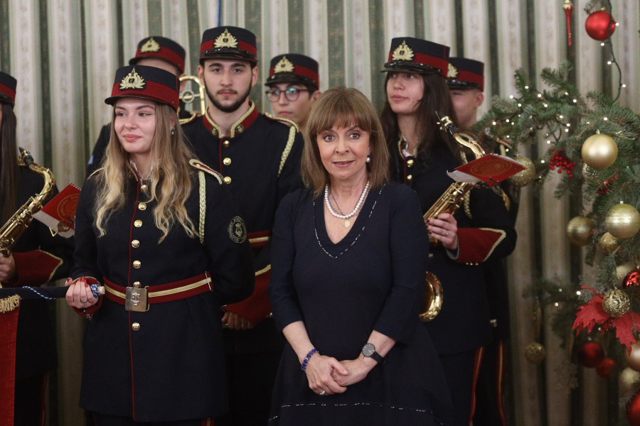 Έψαλλαν τα κάλαντα της Πρωτοχρονιάς στην Κατερίνα Σακελλαροπούλου