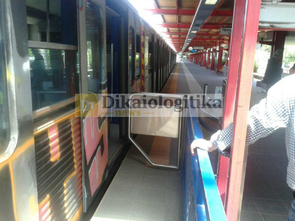 Νεαρή γυναίκα έπεσε στις ράγες του ΗΣΑΠ στο Μοσχάτο (pics)