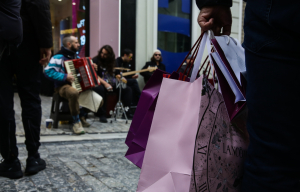 Πλημμύρισε με κόσμο η Ερμού για τα ψώνια της Πρωτοχρονιάς (βίντεο)