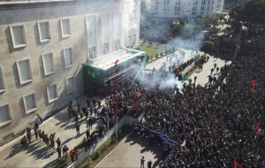 Επεισόδια στην Αλβανία - Πολιορκία στο κτίριο της κυβέρνησης με δακρυγόνα - Τραυματίες (video)