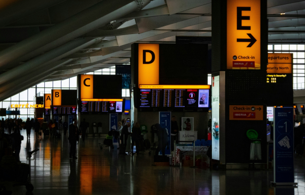 Προβλήματα σε ευρωπαϊκά αεροδρόμια μετά από κυβερνοεπίθεση: Τι να κάνουν όσοι ταξιδεύουν