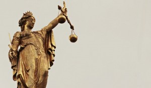 Συμπαράσταση συμβολαιογράφων σε δικαστικούς επιμελητές μετά από πυροβολισμό σε εφημερίδα