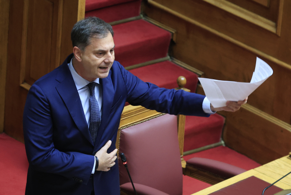 Ένταση μεταξύ Θεοχάρη - Καζαμία στη Βουλή: «Δεν σας ενδιαφέρει η Ελλάδα» - «Είναι εμφυλιοπολεμικά αυτά»