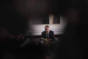 ΟΠΕΚΕΠΕ: Το Μαξίμου ψάχνει εναγωνίως αντίδοτα στην «γαλάζια» οργή που φέρνουν οι οριζόντιες άρσεις ασυλίας
