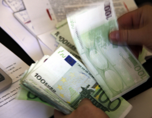 Πώς να ξεχωρίζετε τα πλαστά από τα γνήσια ευρώ: «Τρικς» για να γλυτώνετε τις απάτες