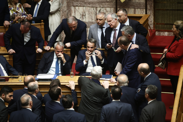 Το Μαξίμου ανασκουμπώνεται...