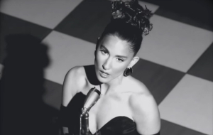 Evangelia: Σπάει πιάτα, χορεύει συρτάκι και απογειώνει το music video του PARÉA