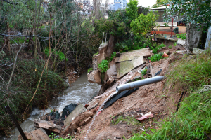 Άγιος Δημήτριος: Εκκενώθηκαν τρία σπίτια στο ρέμα της Πικροδάφνης (εικόνες)