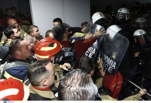 Εποχικοί πυροσβέστες: Συγκέντρωση σήμερα στη Βουλή - 14 τραυματίες στα επεισόδια στο υπ. Πολιτικής Προστασίας