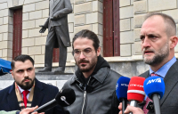 Άρης Μουγκοπέτρος: «Του ζητούσε €700 τον μήνα για να βλέπει τα παιδιά» λέει συγγενής του (βίντεο)