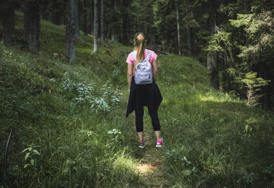 Fart walk: Τι είναι αυτό το trend και γιατί κάνει πολύ καλό στην υγεία