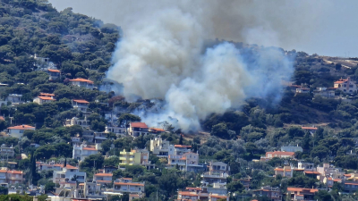 Συναγερμός για φωτιά στην Αρτέμιδα, καίει κοντά σε σπίτια